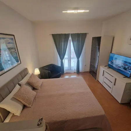 Modern And Cozy 2 Min From The Sea And Center Appartement Turanj